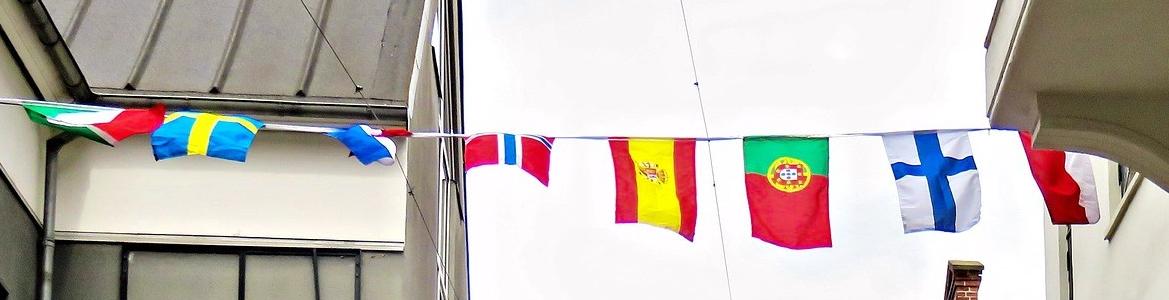 banderines países de Europa colgados entre edificios