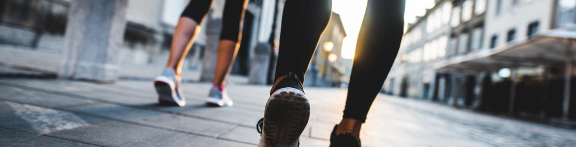 Personas caminando por la ciudad