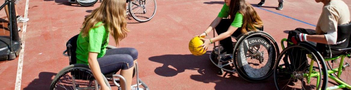Niños practicando baloncesto en silla de ruedas