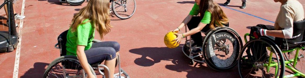 Niños practicando baloncesto en silla de ruedas
