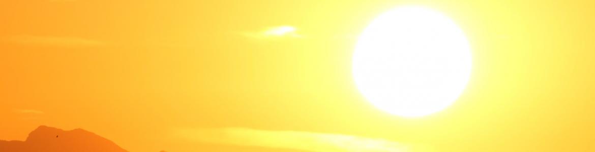 Sol luminoso en el cielo encima de una loma