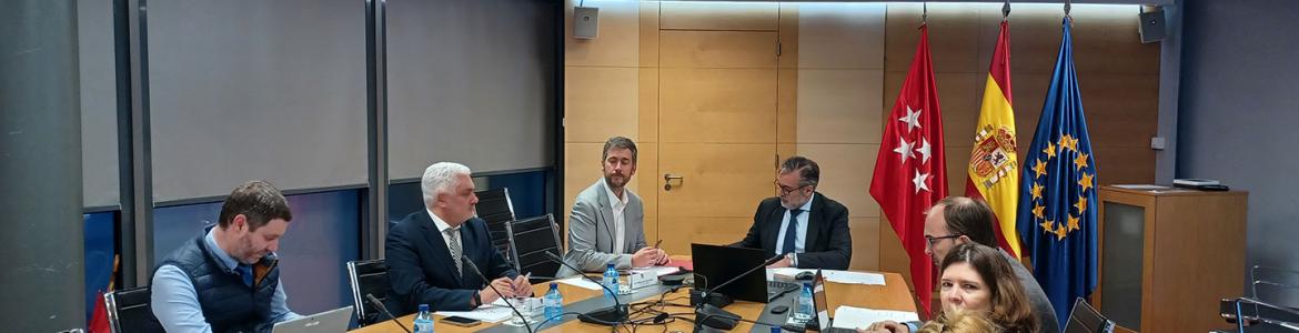 Empleados públicos reunidos en torno a una mesa