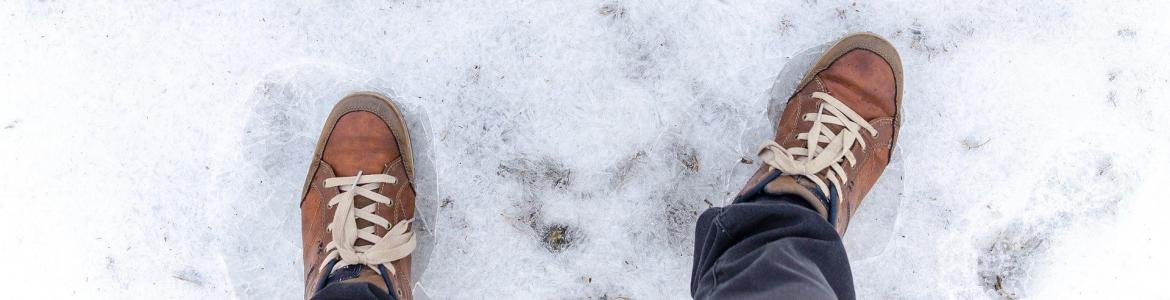 Pies de una persona sobre el hielo desde arriba