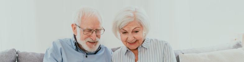 Dos personas mayores mirando el ordenador