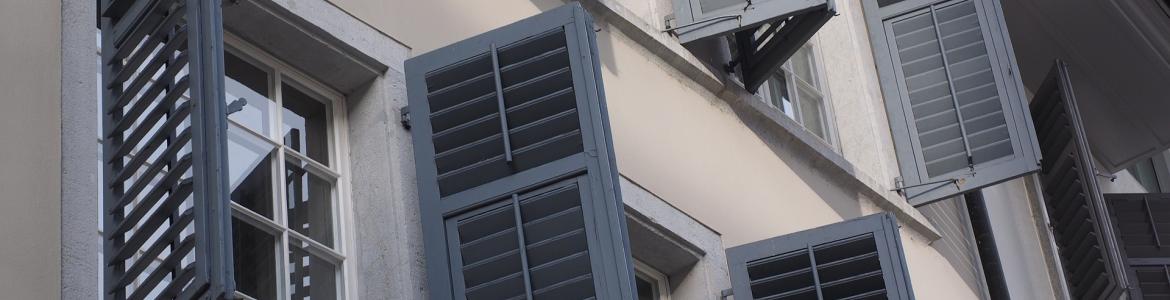 Edificio con ventanas Exterior de un edificio con ventanas y contraventanas