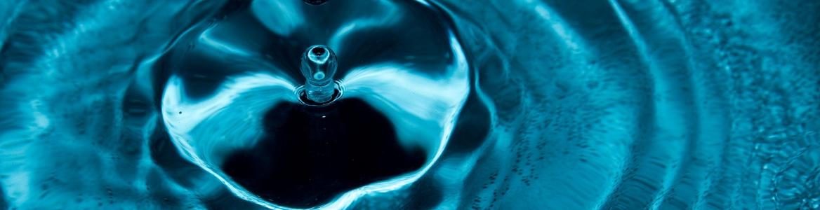 Ondas en el agua con una gota central
