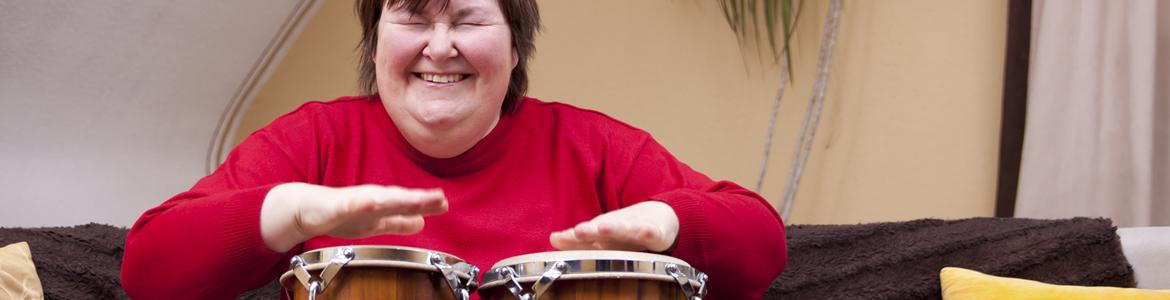 Mujer tocando los bongos