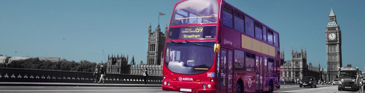 Autobús inglés circulando con el Big Ben al fondo