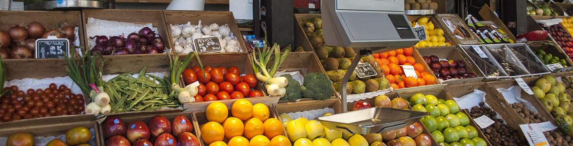 Expositores de frutas y verduras en una tienda