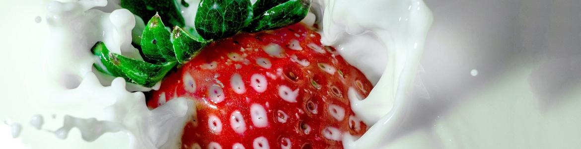 Imagen de una fresa sumergiéndose en leche