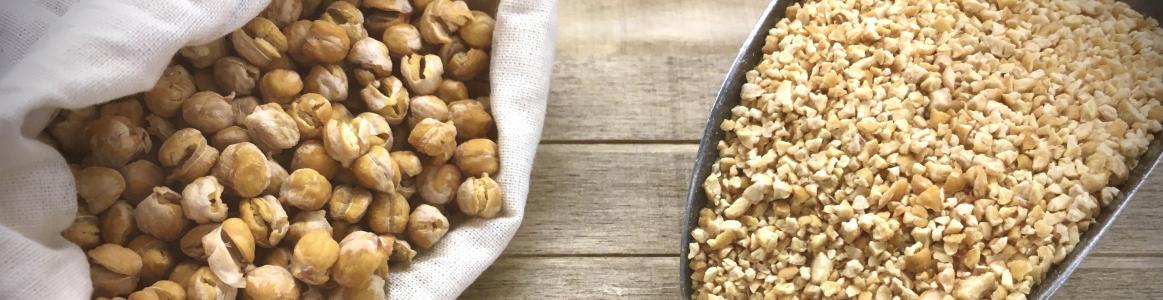 garbanzos y crujiente saco de garbanzos a la izquierda y a la derecha cucharón con crujiente
