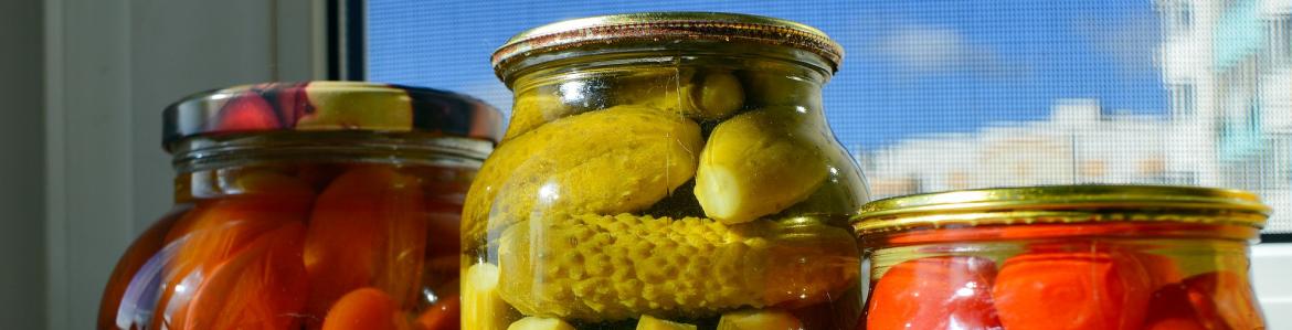 Botes de vidrio con vegetales en conserva