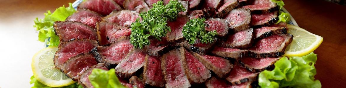 Imagen de unos filetes de carne roja poco hecha para poner en la parrilla