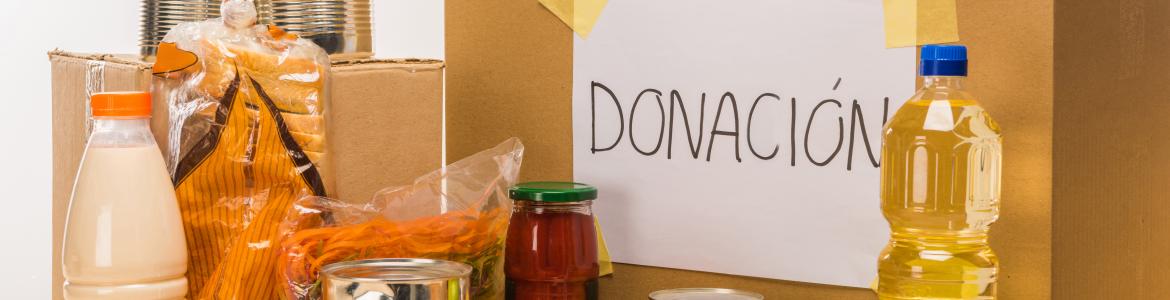 caja con diversos alimentos y cartel "donación"