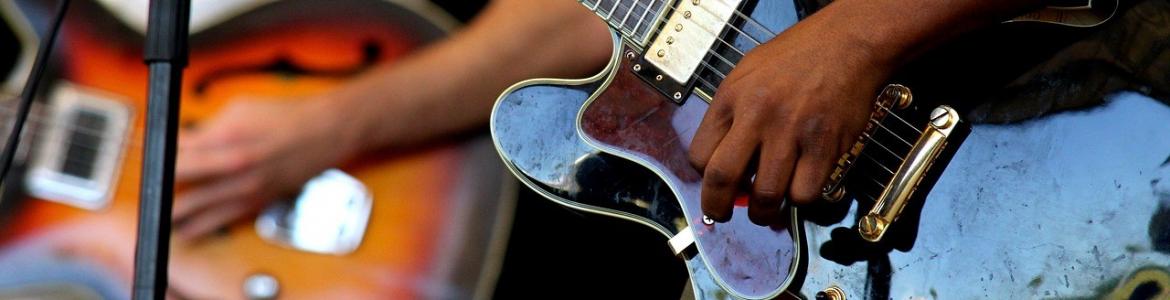 Dos guitarras eléctricas