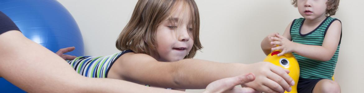 Enlace a Centros Base-Atención Temprana Niña en sesión de atención temprana