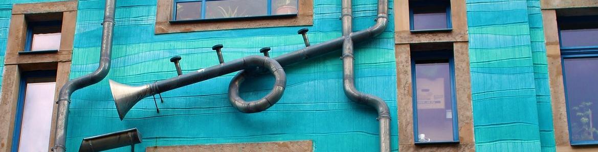 Edificio pintado de azul con instrumentos colgados