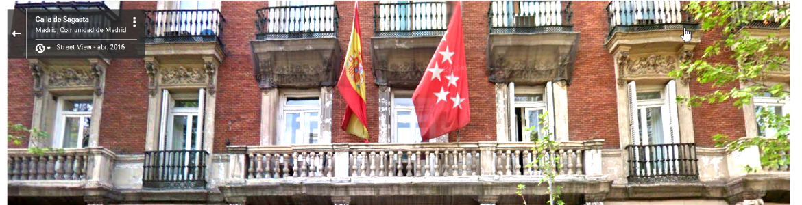 Fotografía de la entrada al edificio de la calle Sagasta 6