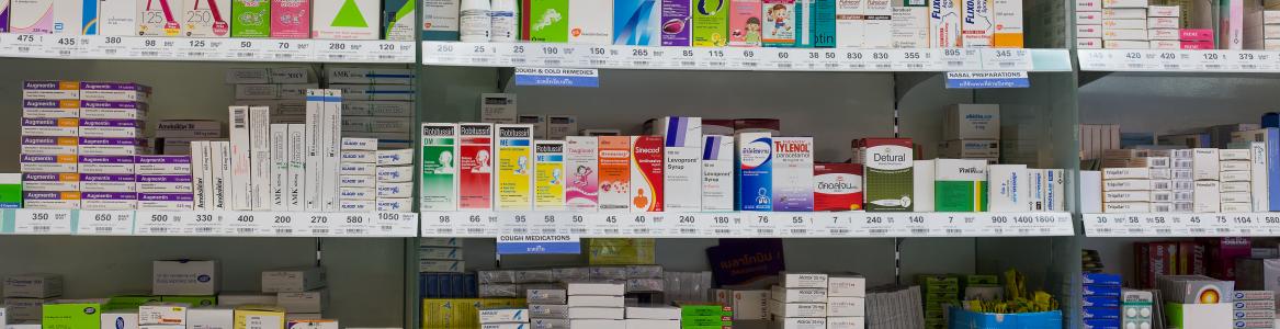 Estanterías de farmacia llenas de cajas de medicamentos