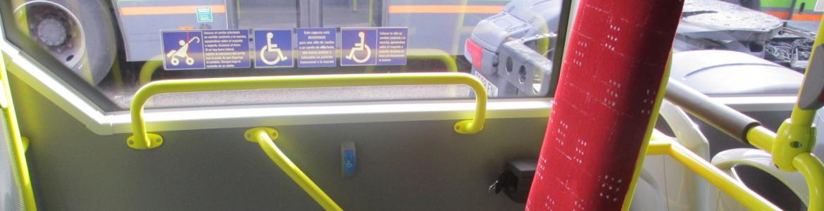 Imagen de la plataforma central de un autobús interurbano