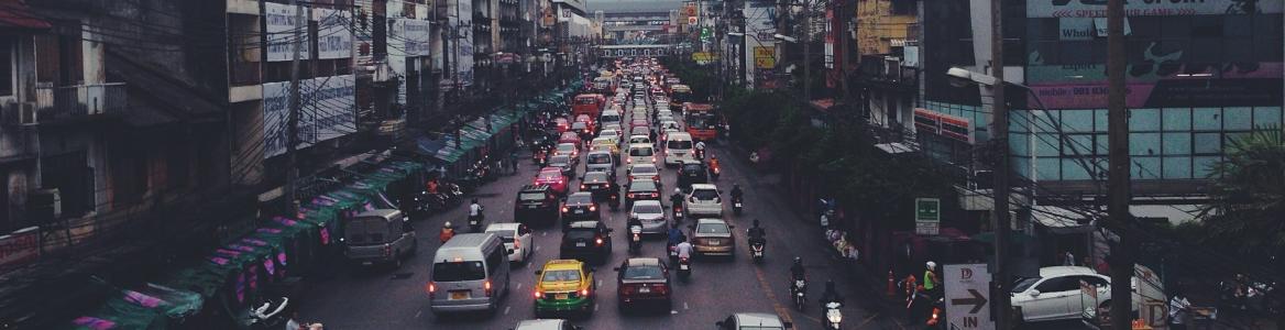 Imagen de un atasco de coches