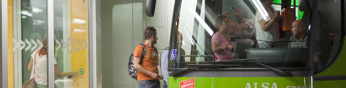 Personas subiendo a un autobús interurbano
