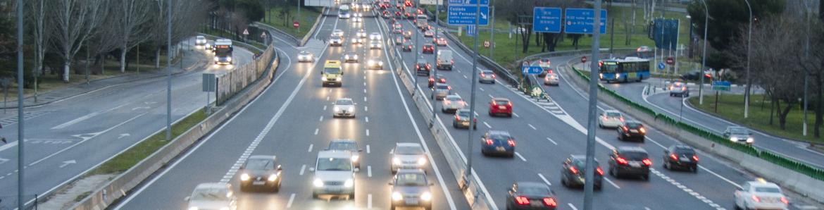 Coches circulando por la autovía 