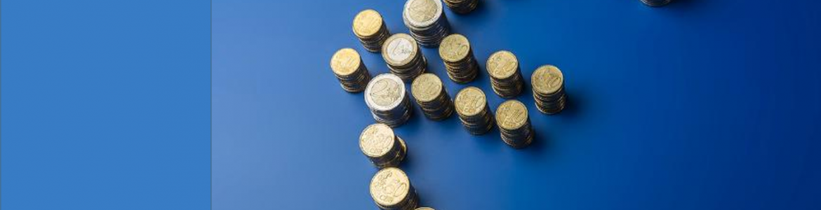 euro monedas simbolo del euro formado por monedas doradas sobre fondo azul de la Unión Europea