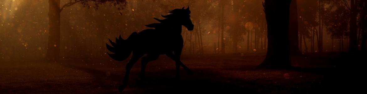 Imagen de la silueta de un caballo en un bosque nocturno