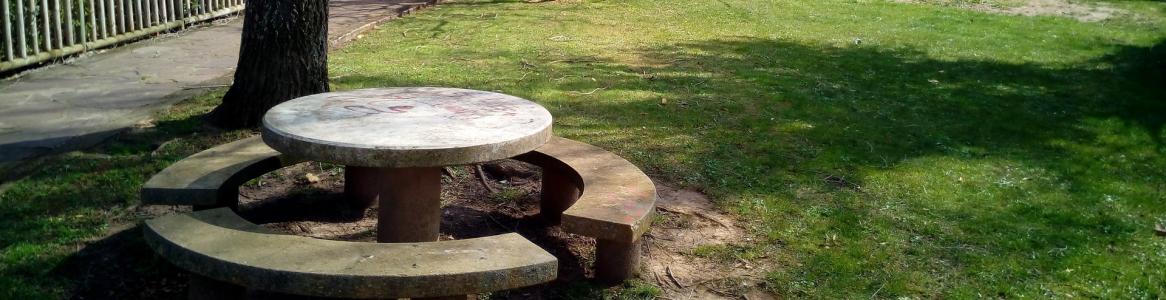 Mesa de picnic en un parque