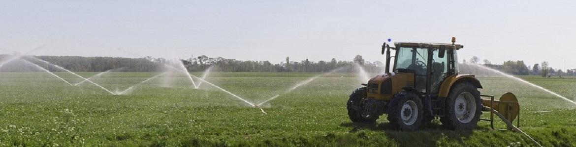 Foto de tractor en un campo regando