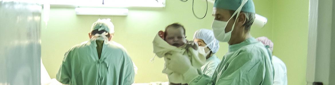 Equipo sanitario con un bebé recien nacido