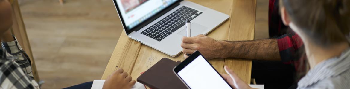 empleados trabajando con un ordenador