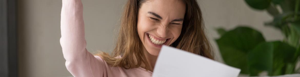 Estudiante contenta leyendo una notificación