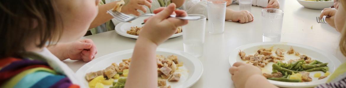 Alimentación infantil Niños comiendo en el comedor