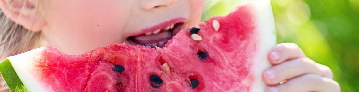 NIÑA COMIENDO SANDIA