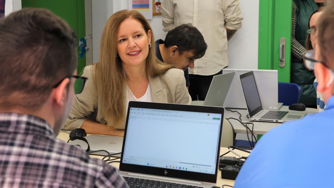 La Comunidad de Madrid impartirá en sus centros públicos programas para disminuir la brecha digital de personas con discapacidad intelectual La consejera Dávila