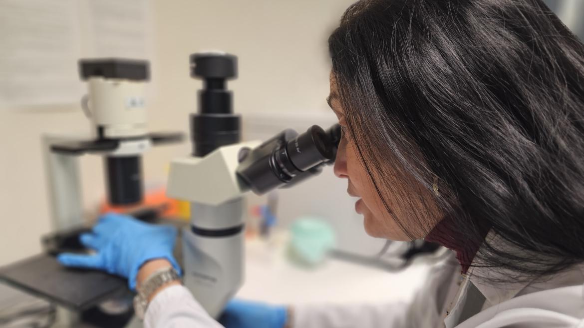 esther Gallardo observando muestras en microscopio