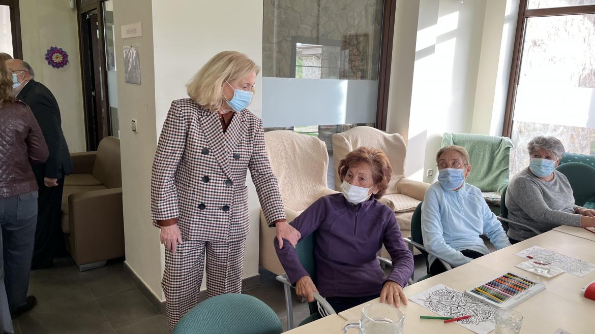 La Comunidad de Madrid trabaja en dos nuevos modelos residenciales para personas mayores en la Mancomunidad Sierra Norte La consejera con una señora mayor