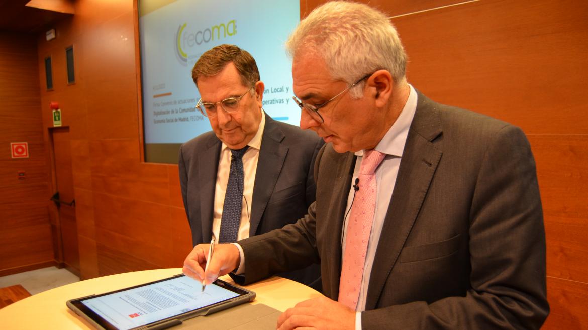 El consejero firmando en una tableta