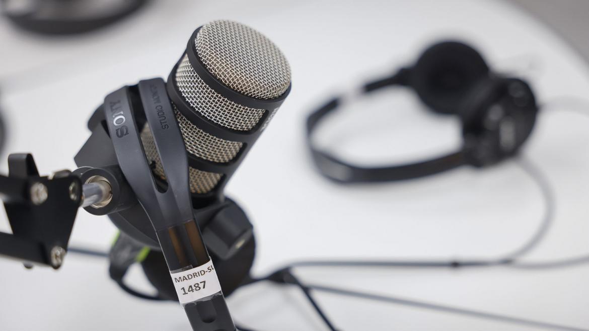 La Comunidad de Madrid dota de equipos técnicos a 100 centros educativos públicos para que pongan en marcha sus propias emisoras de radio escolares Micrófono de mesa
