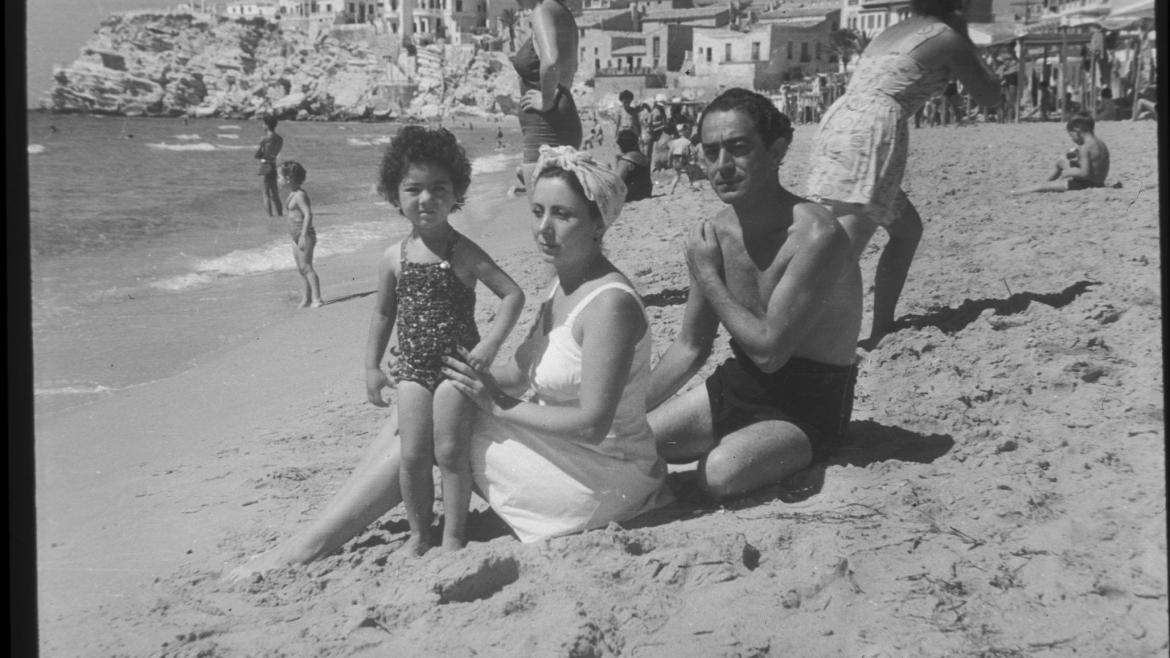 Una familia en la orilla de una playa durante un verano