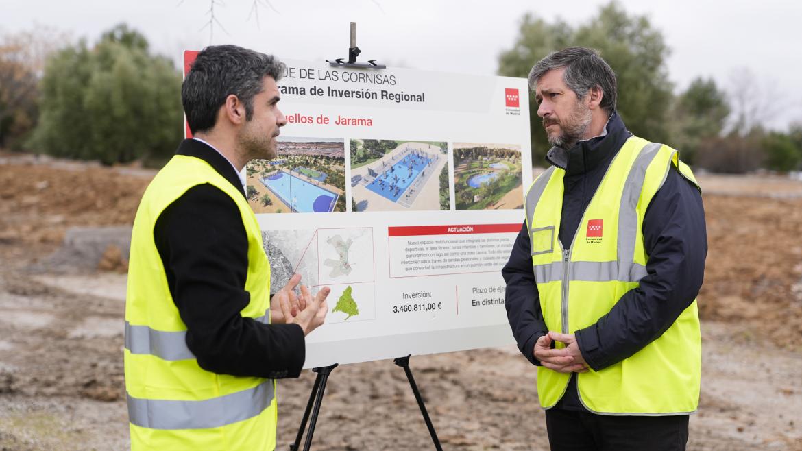 La Comunidad de Madrid invierte 24 millones de euros para remodelar los parques infantiles y las zonas verdes de 60 municipios El consejero García Martín