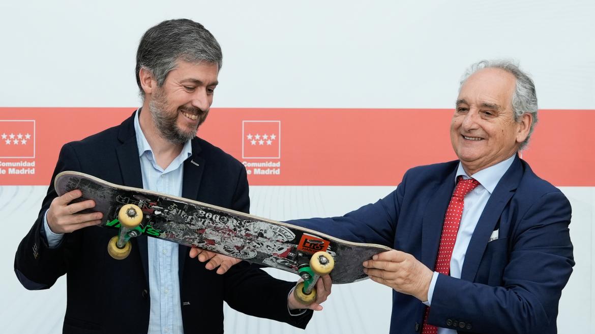 La Comunidad de Madrid recibe el monopatín de Ignacio Echeverría para exponerlo en el futuro Centro Memorial de Víctimas del Terrorismo El consejero García Martín