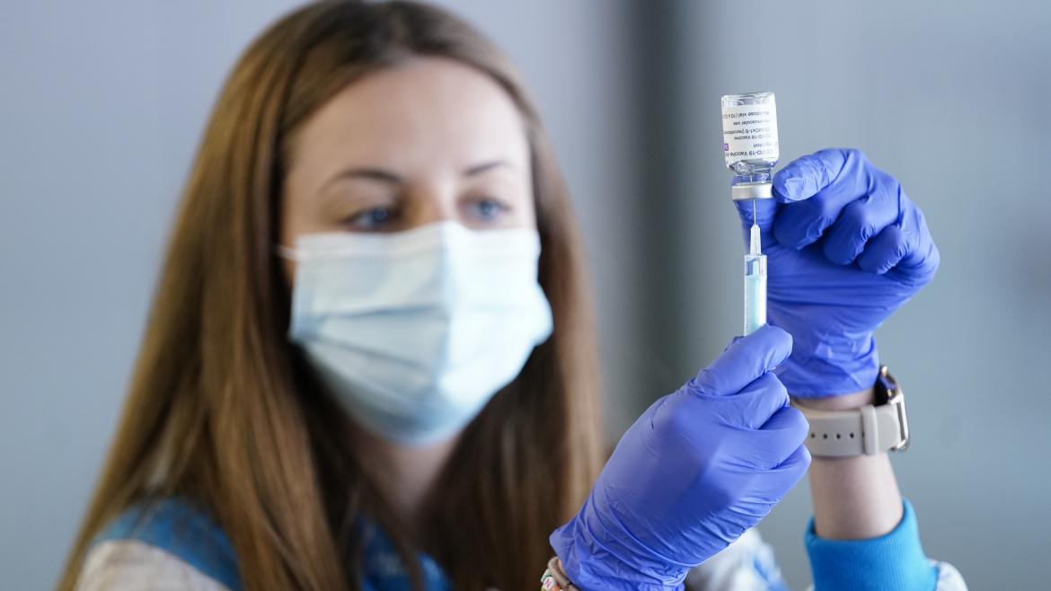 Comenzamos a vacunar la próxima semana frente al COVID-19 a población de 77, 78 y 79 años en los centros de salud.