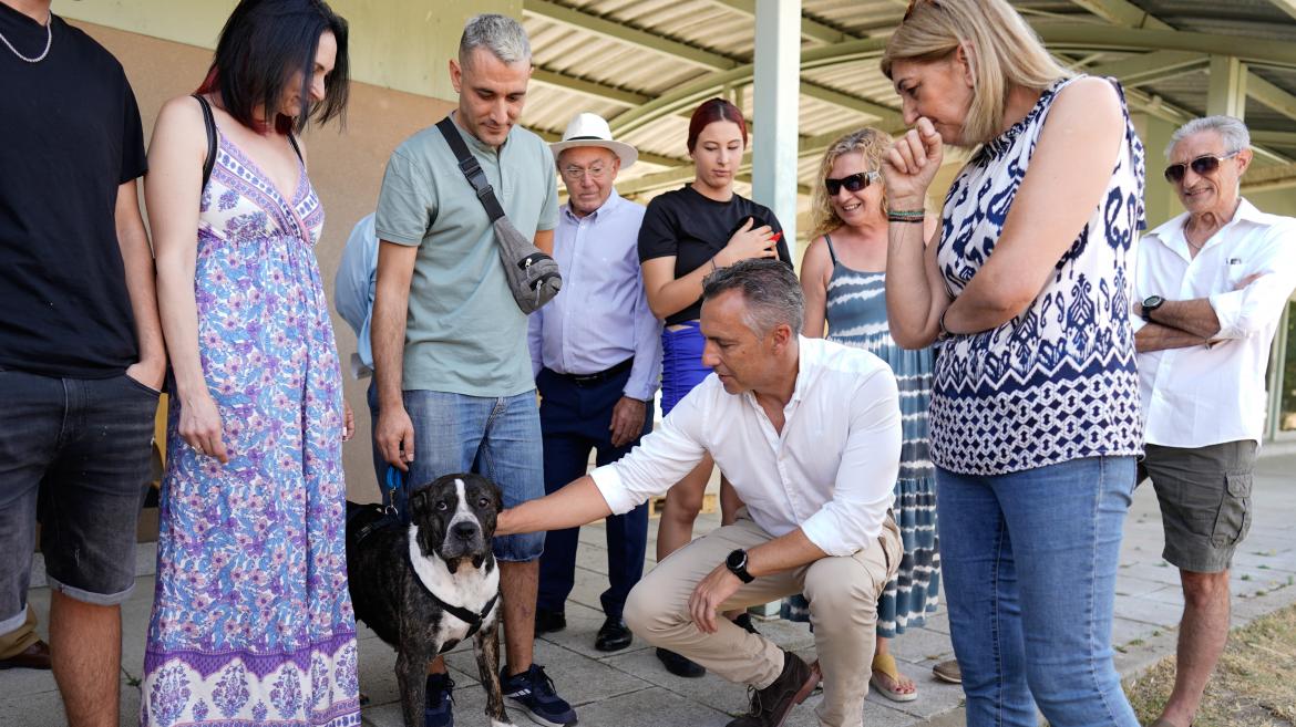 El consejero saluda a uno de los perros