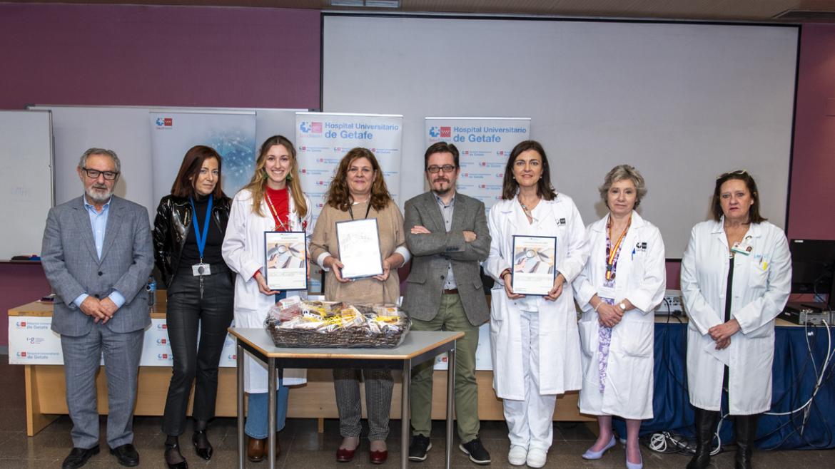 Ganadora y finalistas con autoridades en la entrega de premios El certamen pretende formentar la cultura y humanización
