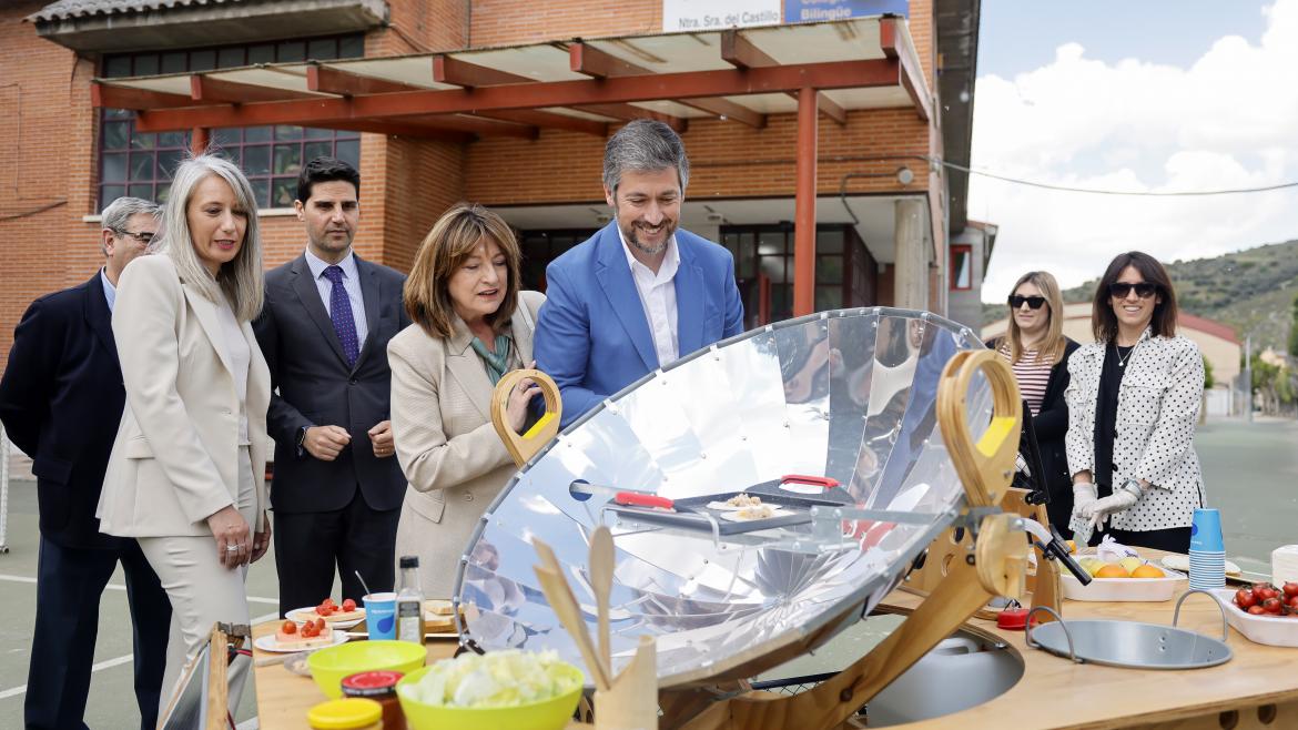 La Comunidad de Madrid invierte 15 millones de euros en ayudas para obras de mejora en colegios públicos de 117 pequeños municipios Los consejeros García Martín y Viciana