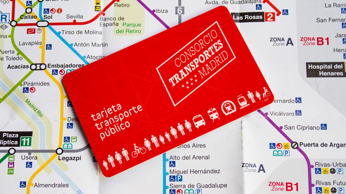 Una tarjeta de abono transportes