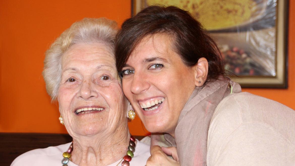 Mujeres abrazadas sonriendo